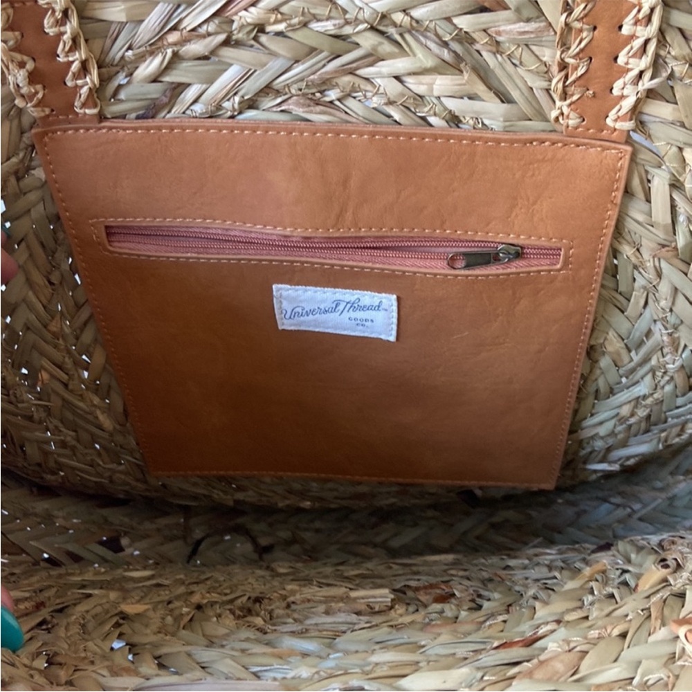 🔥 NWT~The VACATION TOTE Universal Treads Round Straw Tote Bag 1 Inside pocket - Picture 12 of 12